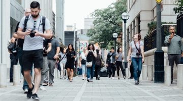 pedestrians-918471_1920-1500×650 pedestrians-918471_1920-1500x650